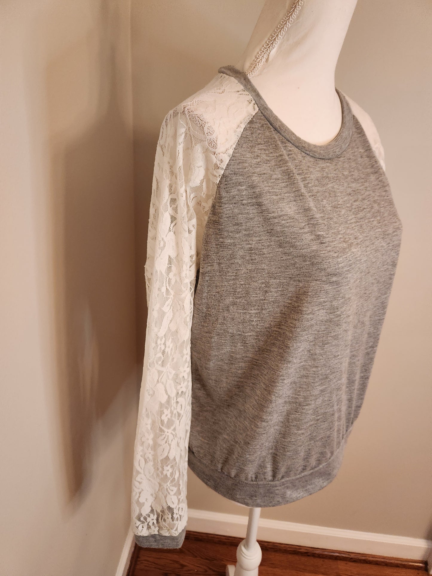 Blouse with white lace sleeves