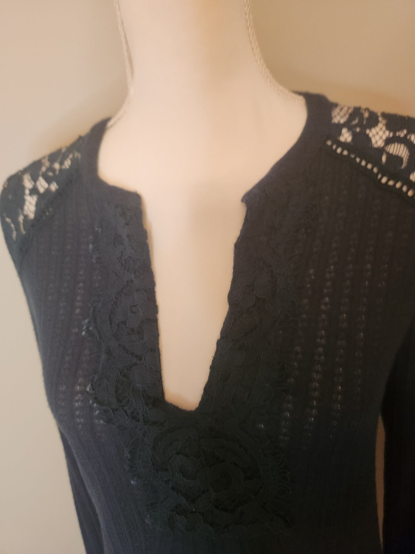 Blouse with lace shoulders