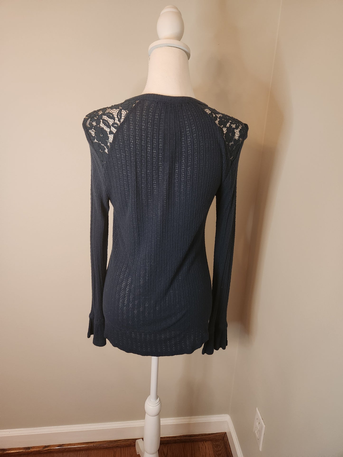 Blouse with lace shoulders